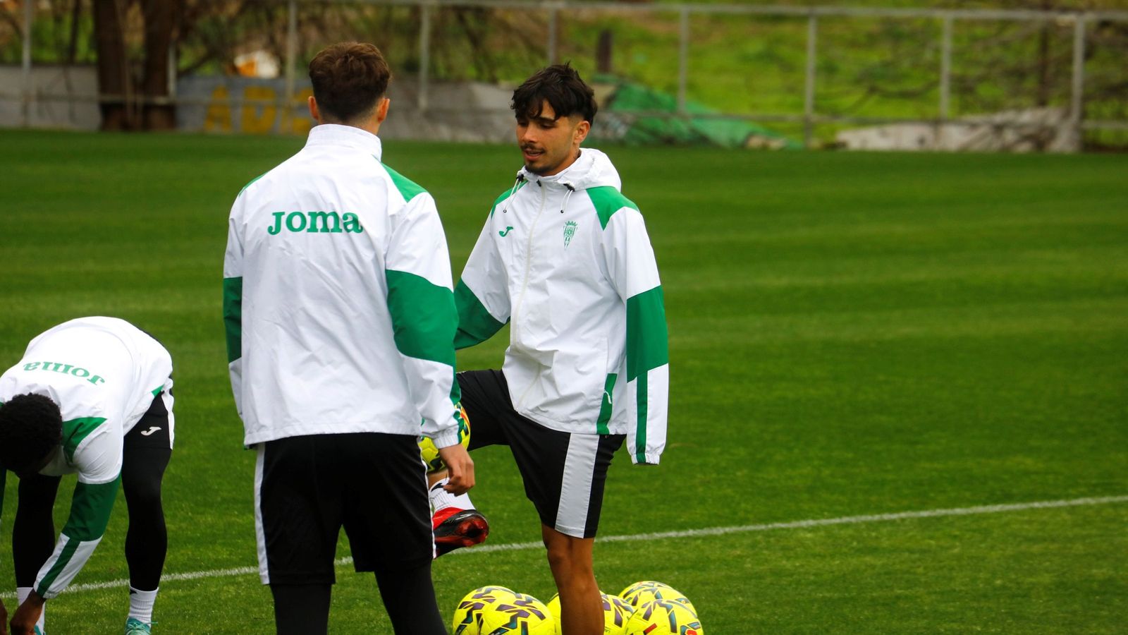 Kevin Medina toca el balón en el entrenamiento del Córdoba CF del pasado jueves.