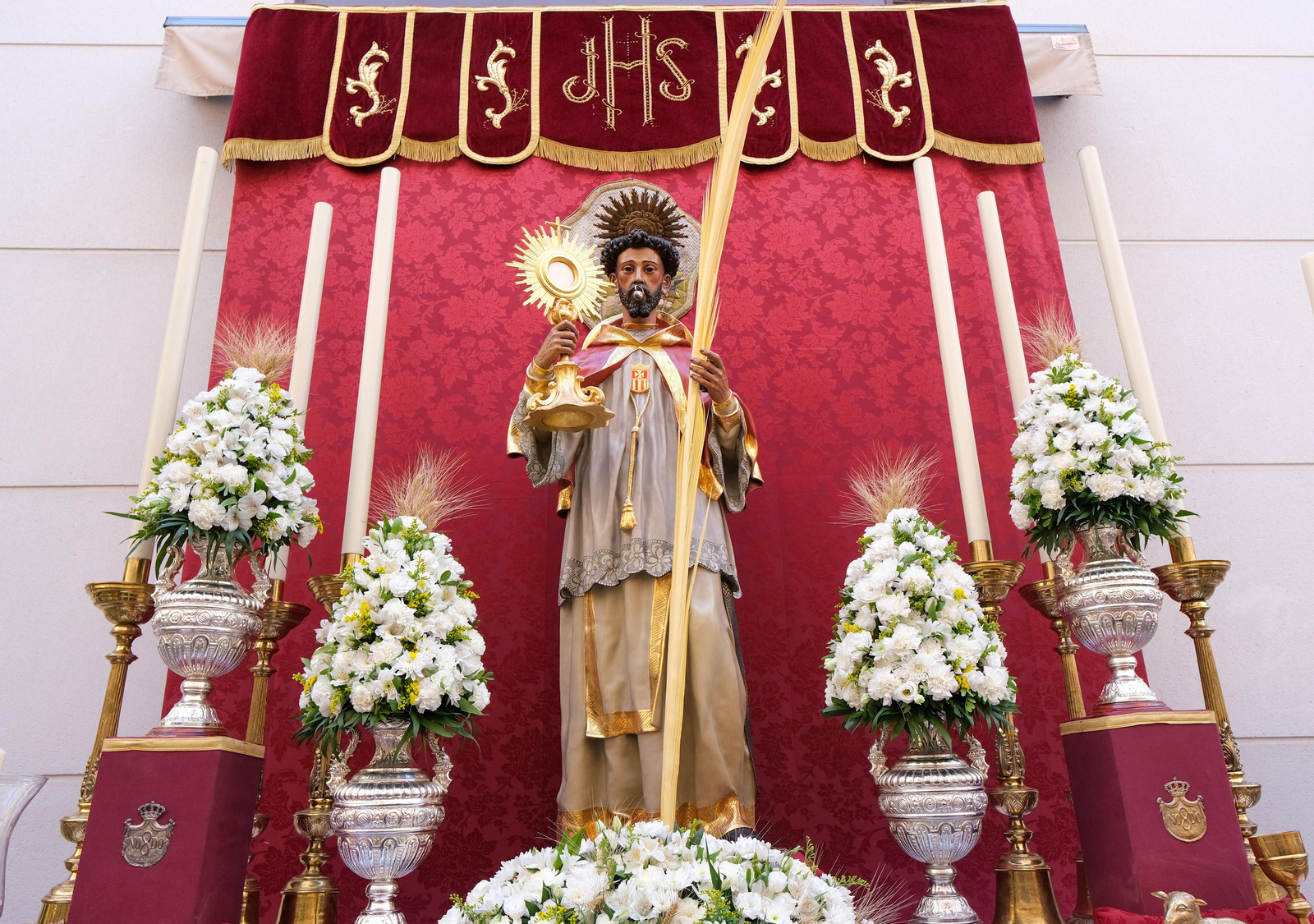 Preparativos, altares, escaparates, balcones para el Corpus