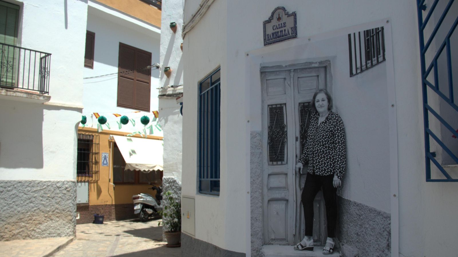 Las fachadas de La Caleta homenajean a los vecinos de la costa granadina.