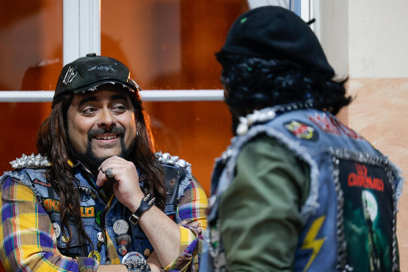 Javi el Ojo, con Kike Remolino, en los camerinos del Falla antes de la actuación de 'Los butaneros, chirigota de CAI/DC'.