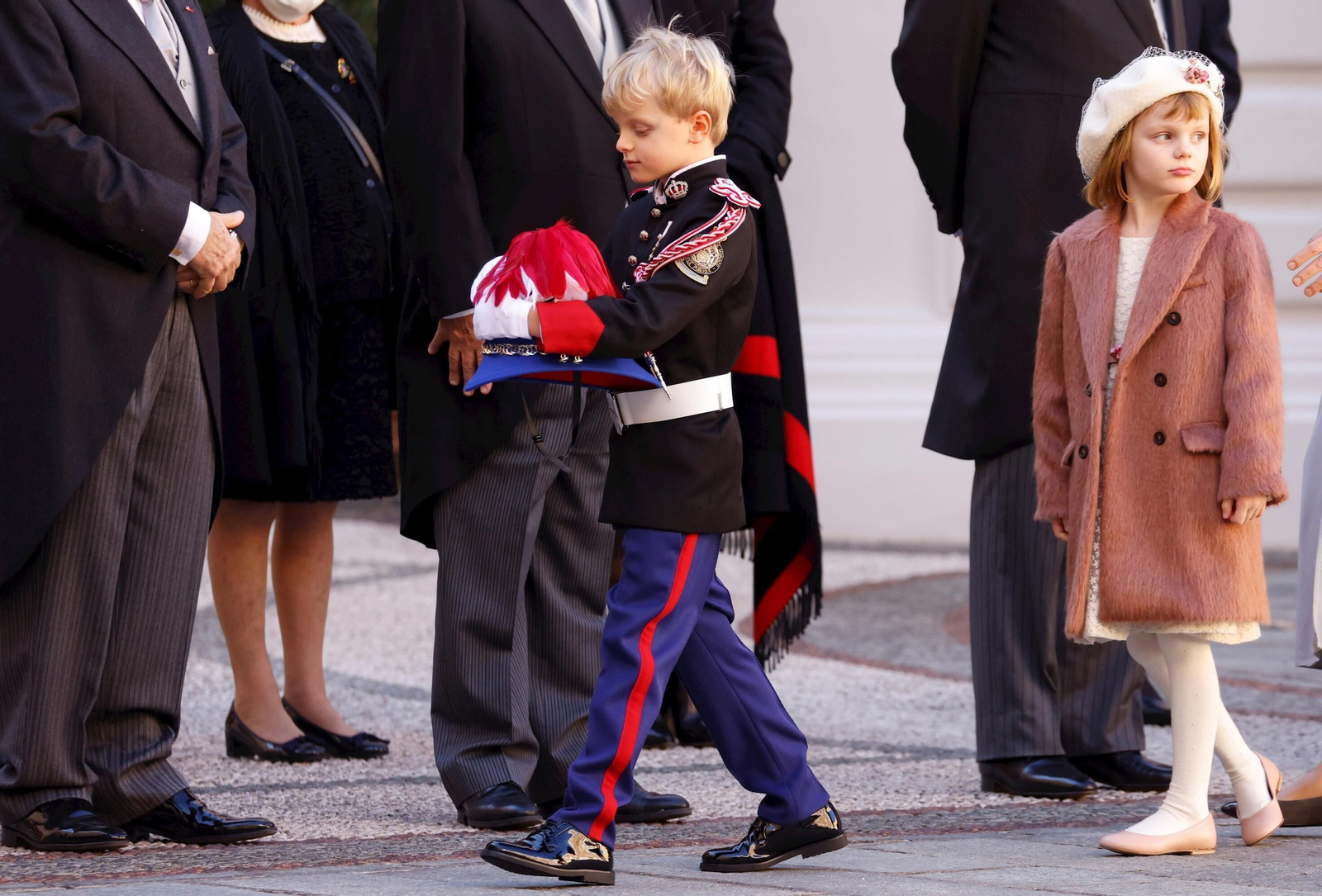 La pequeña de la casa, por su parte, Gabriella, deslumbró con un abrigo rosa de pelo, bailarinas del mismo color y boina beige a juego, que se ha convertido en uno de sus complementos favoritos en invierno.