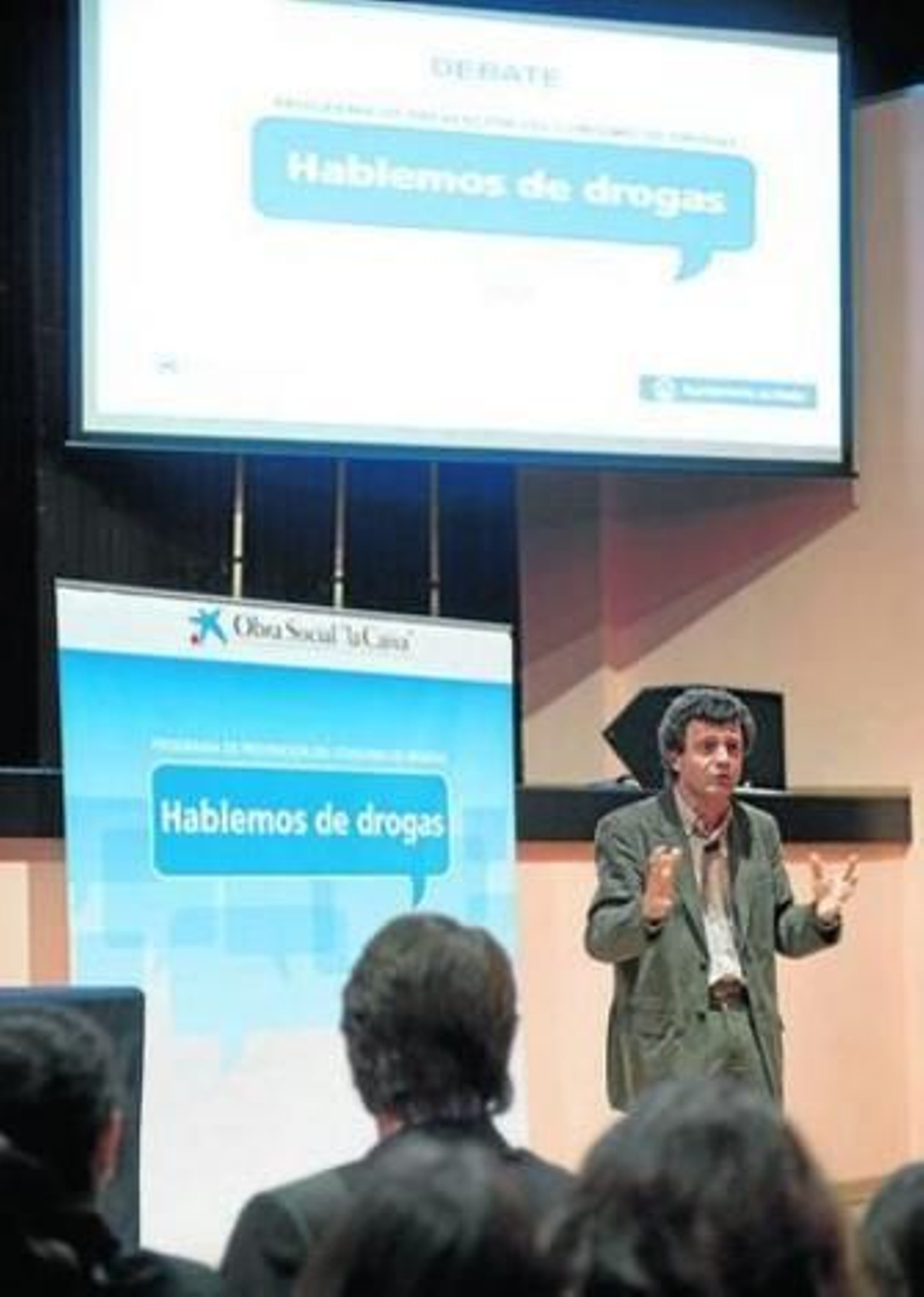 El catedrático Rafael Maldonado habla ante los estudiantes.