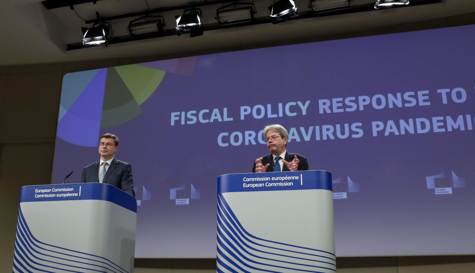 Valdis Dombrovskis, vicepresidente económico de la CE y Paolo Gentiloni, comisario de Economía