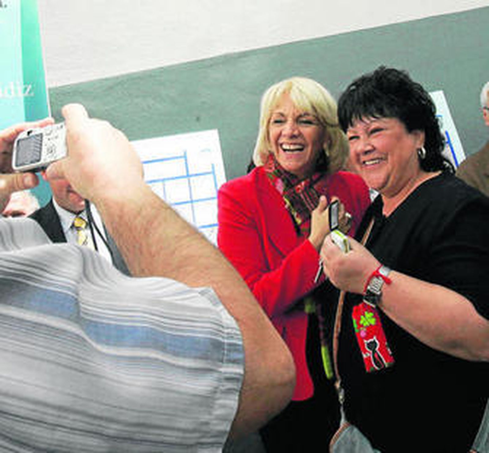 Teófila Martinez entregando las llaves de su vivienda a una ciudadana en una imagen de archivo.