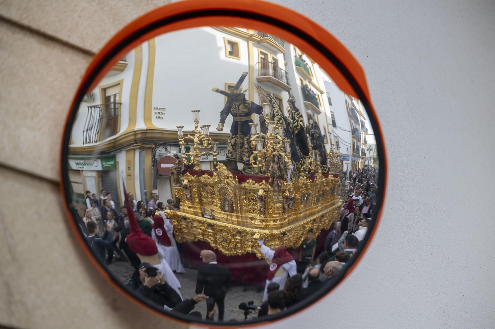 Las imágenes de la procesión de Afligidos de San Fernando en el Lunes Santo de la Semana Santa 2025