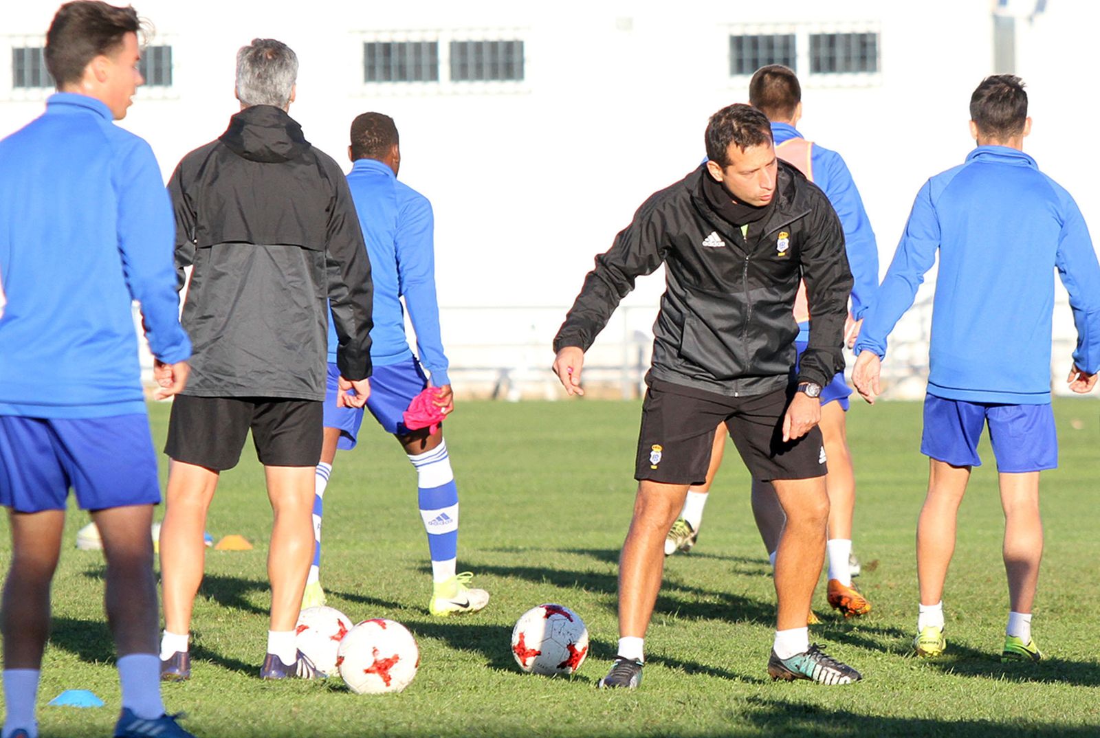 Ángel López gesticula durante la sesión de trabajo de ayer del plantel recreativista.