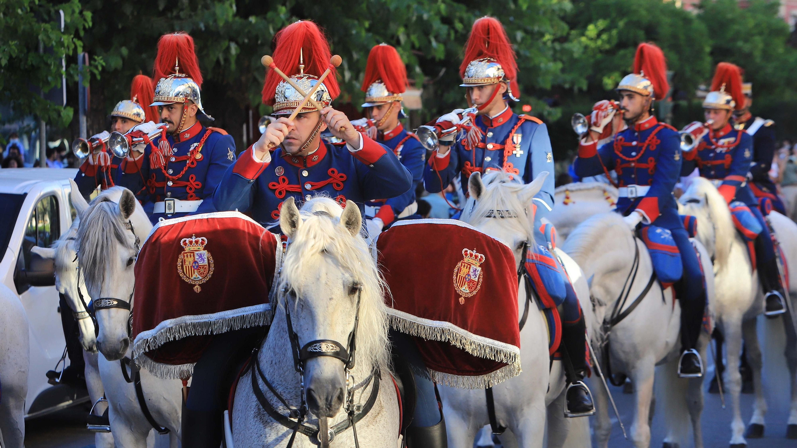 Desfile del Escuadrón de Caballería de la Guardia Real por las calles de Jerez