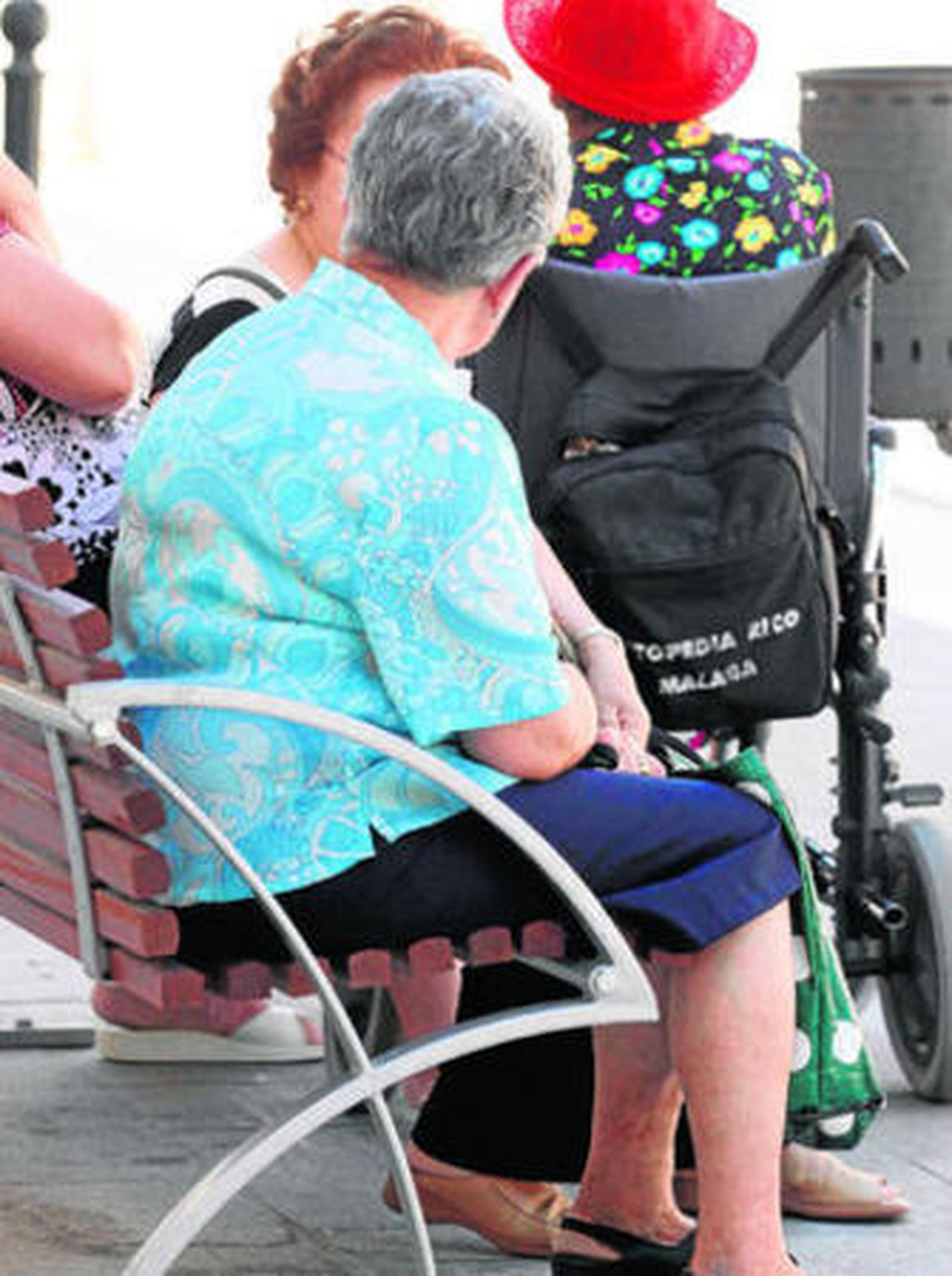 Mujeres mayores en una calle de Málaga.