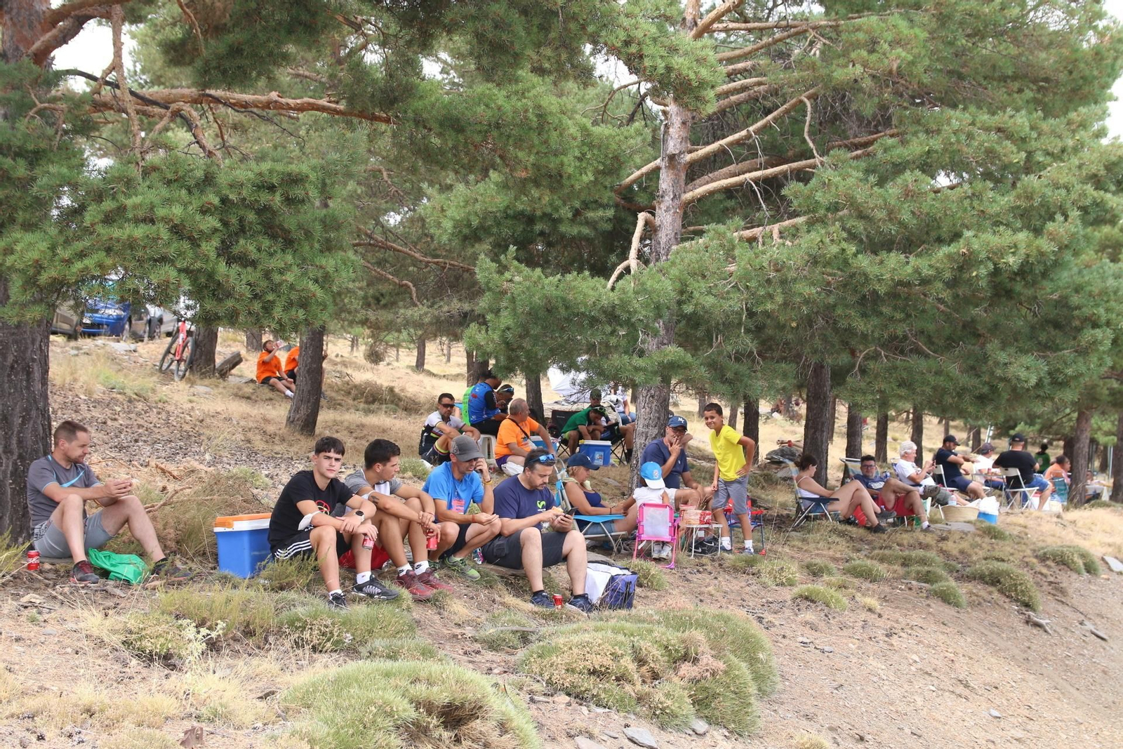 Fotogalería del ambiente en la subida al Alto de Velefique de La Vuelta.