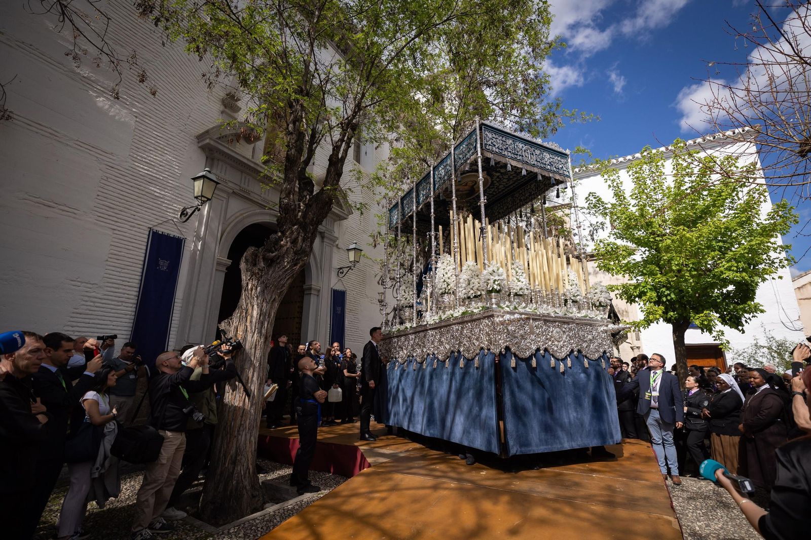 Así vivió Granada la salida de la Hermandad de la Concepción 2025