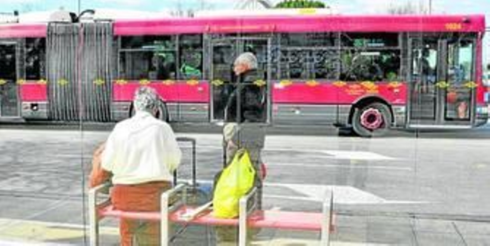 Un autobús de Tussam pasa por delante de una de las paradas que está en la glorieta de la Barqueta.