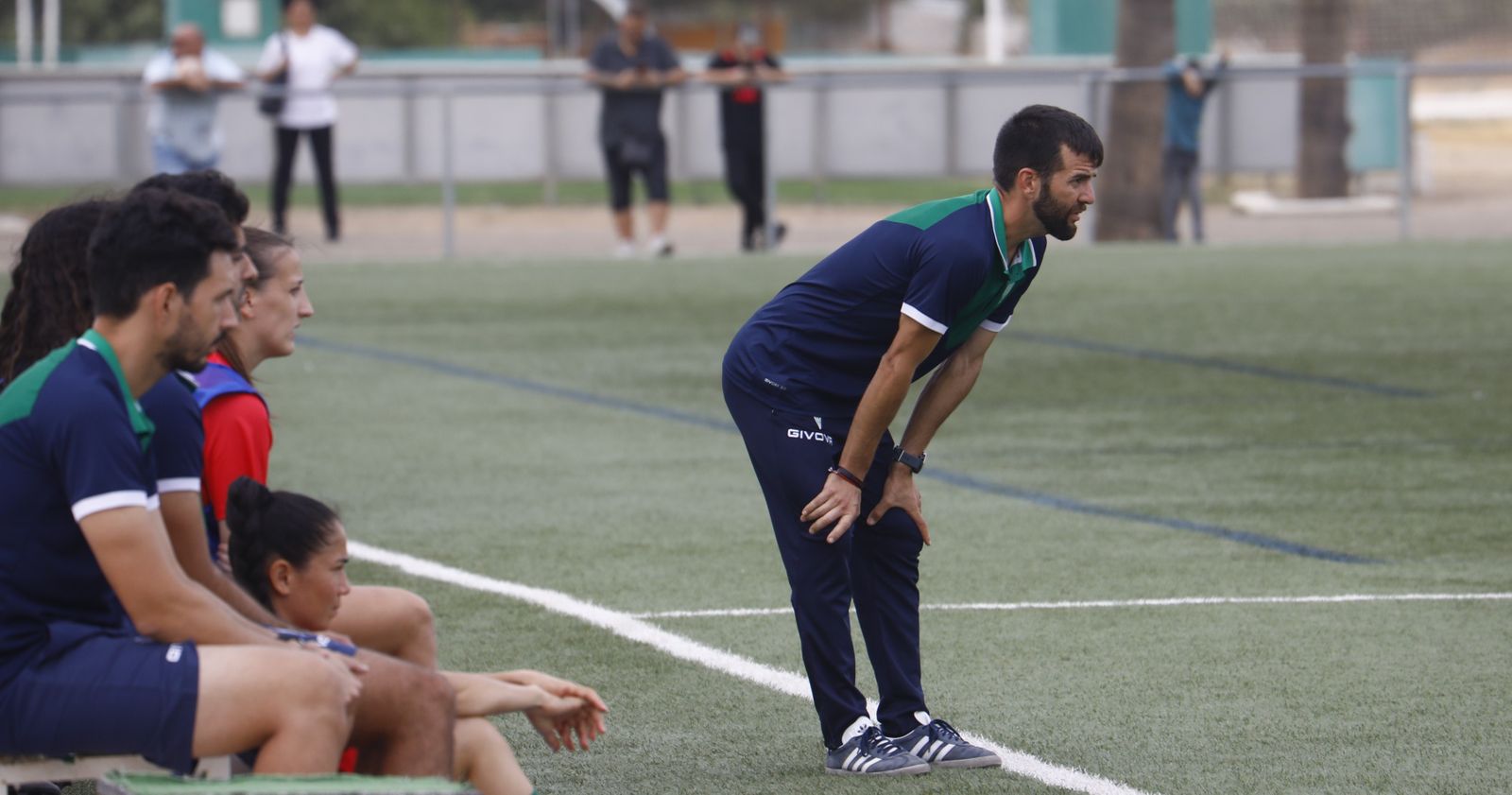 Fran Rodríguez observa un partido de su equipo en la Ciudad Deportiva.