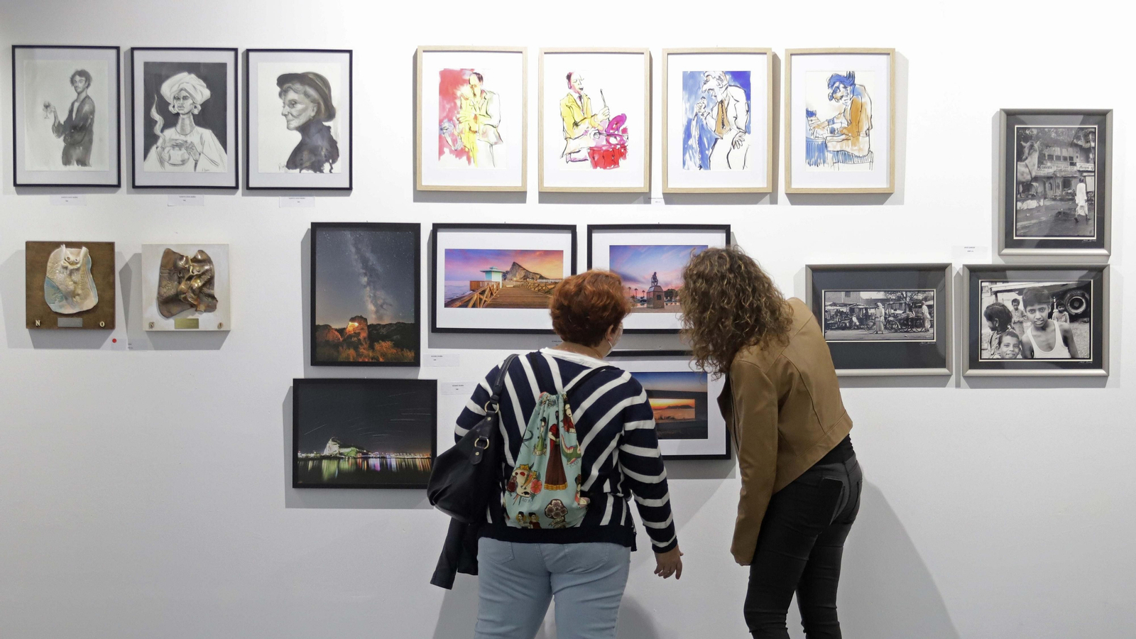 Público y obras en la XII edición de Regalarte en La Línea.