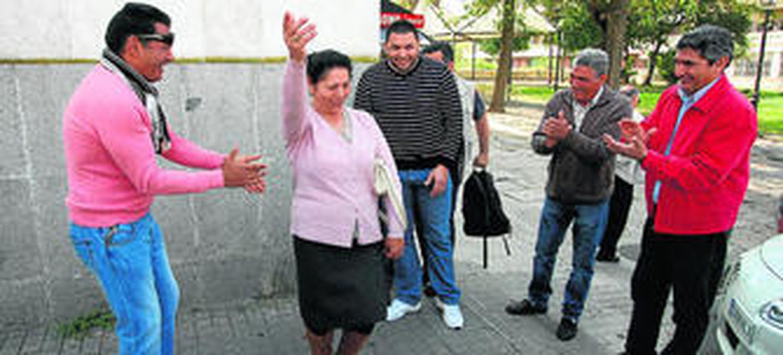 La matriarca del clan, Mari Luz Fernández, mostró ayer su alegría por el resultado del dictamen bailando ante el Palacio de Justicia, mientras su marido y sus hijos le tocaban las palmas.