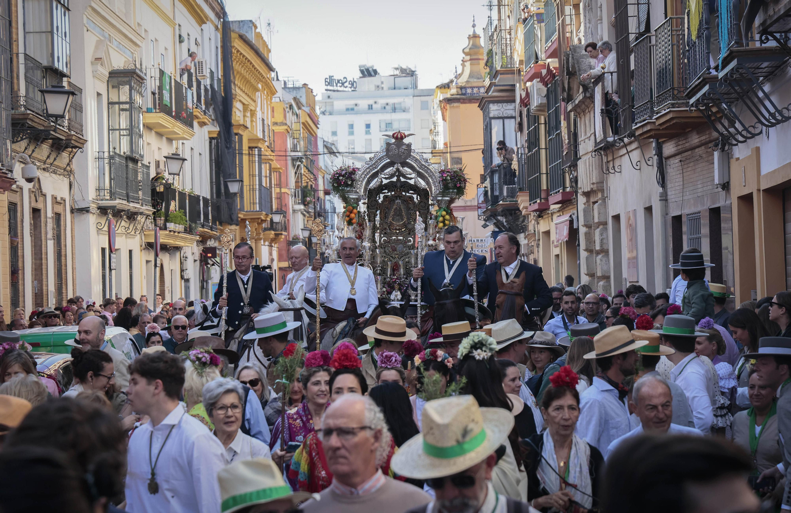 La salida de la Hermandad del Rocío de Triana en 2024