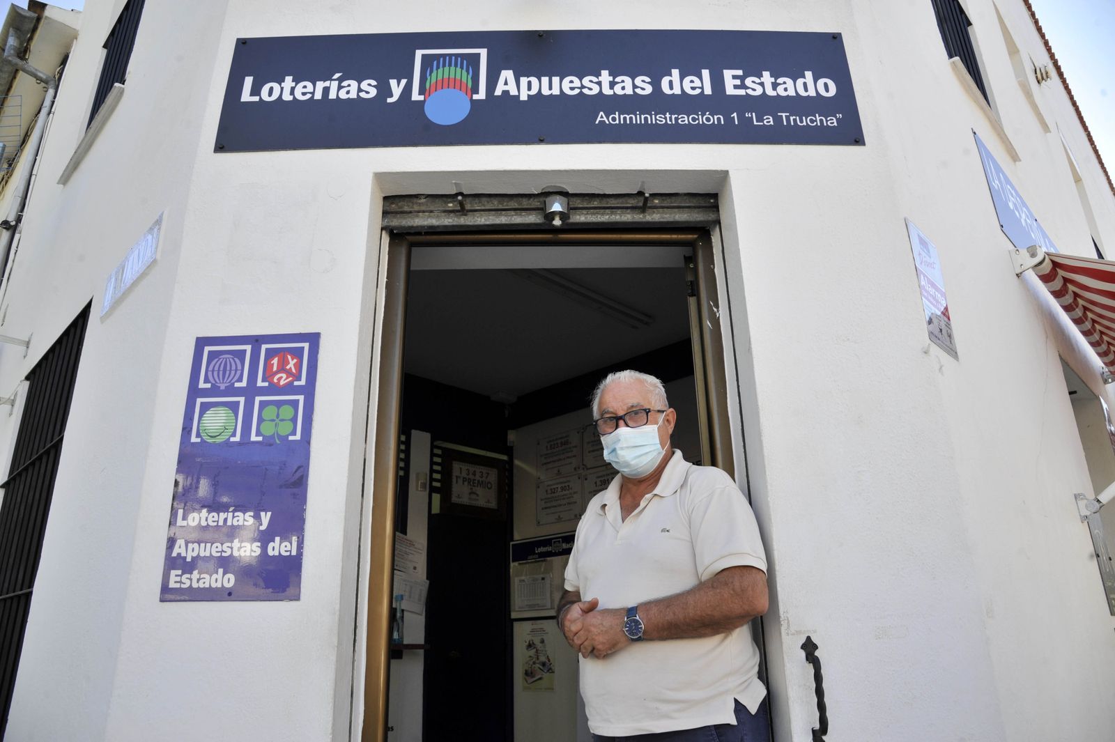 El dueño de la administración de Loterías de El Bosque, Francisco Neira