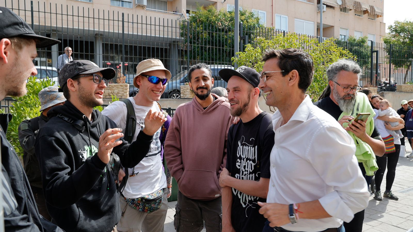 El alcalde de Granada, Paco Cuenca, en el Meeting of Style con algunos artistas