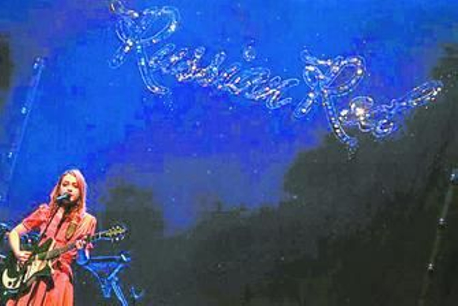 Un momento de la actuación de Russian Red en el Villamarta.