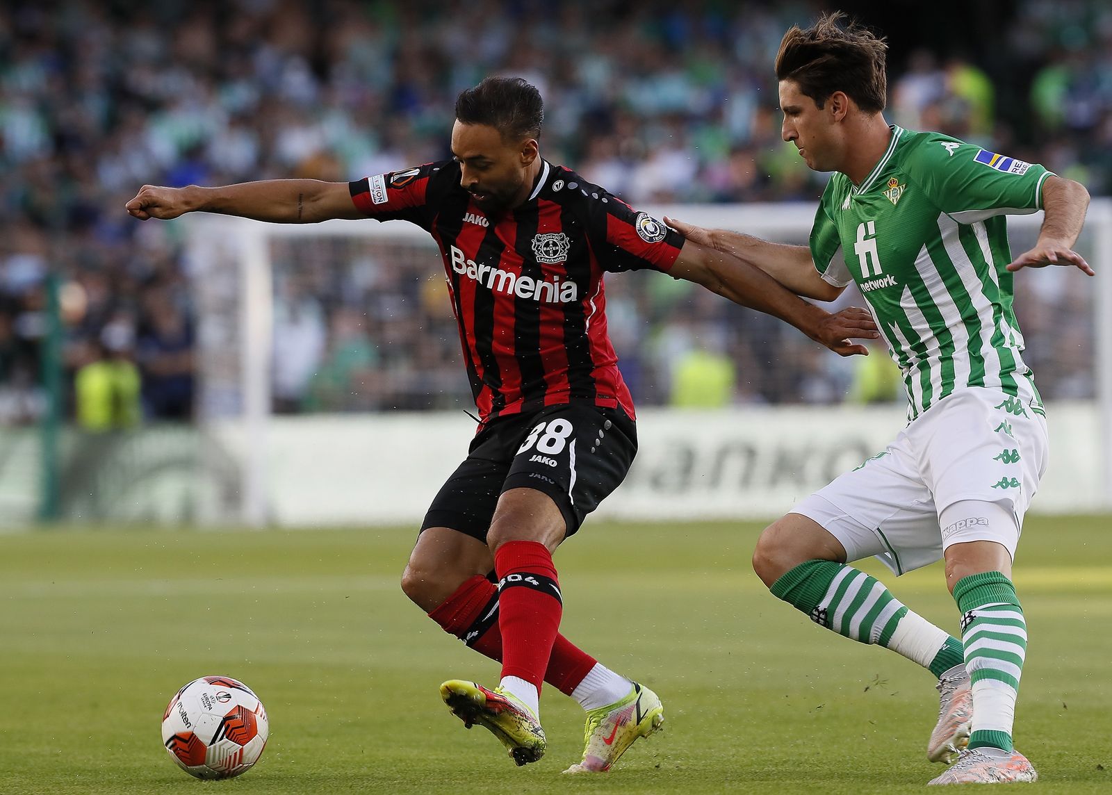 Bellarabi pugna con Miranda en un lance del reciente partido disputado en el Villamarín.