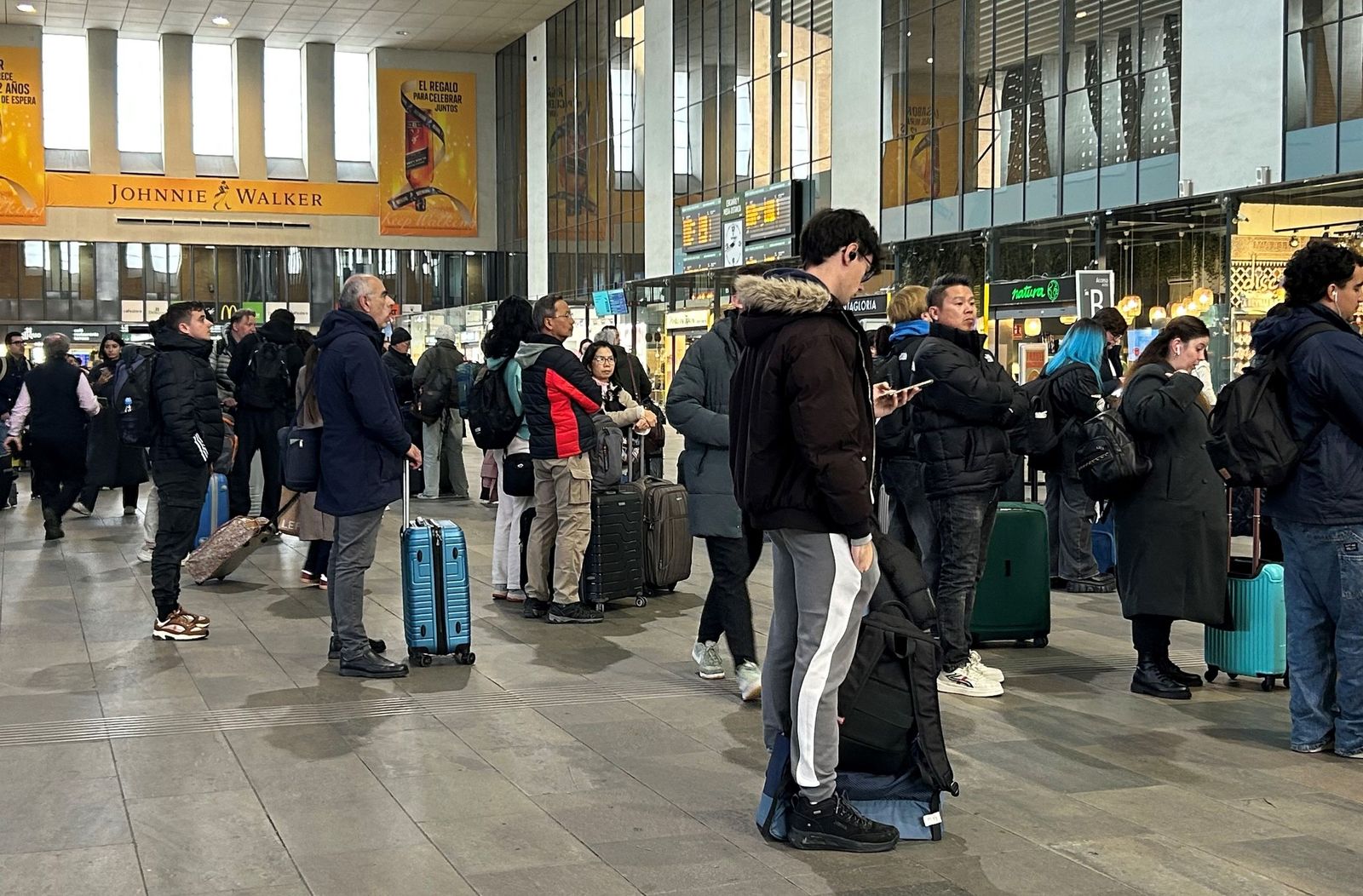 Viajeros afectados por los retrasos de los trenes en Santa Justa, este jueves