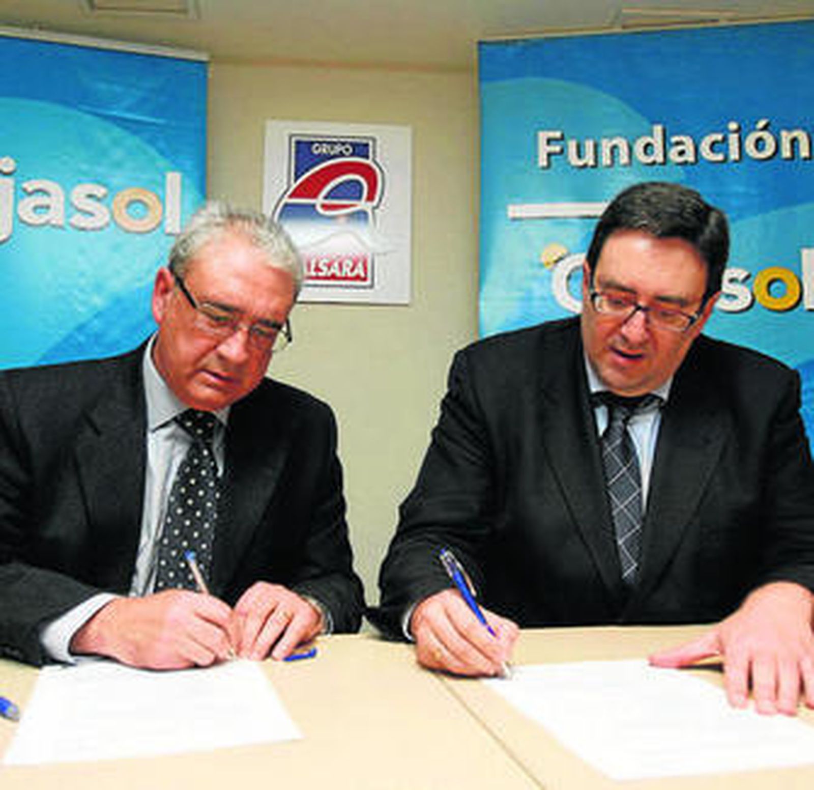 Ángel Salar Rodríguez y Juan García Baena, durante la firma.