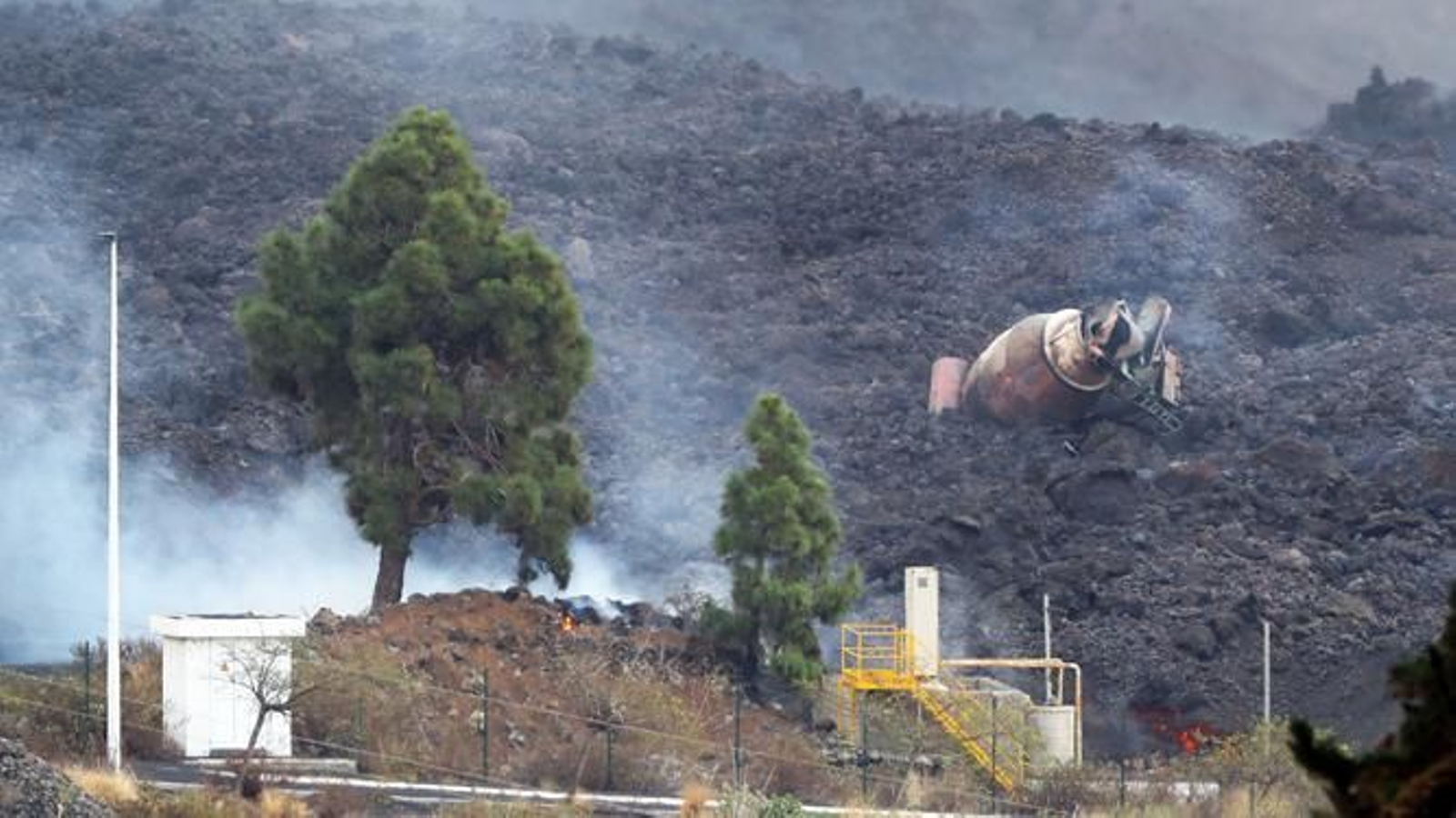 Una hormigonera de la cementera del polígono industrial del Callejón de la Gata, sepultada por la lave.