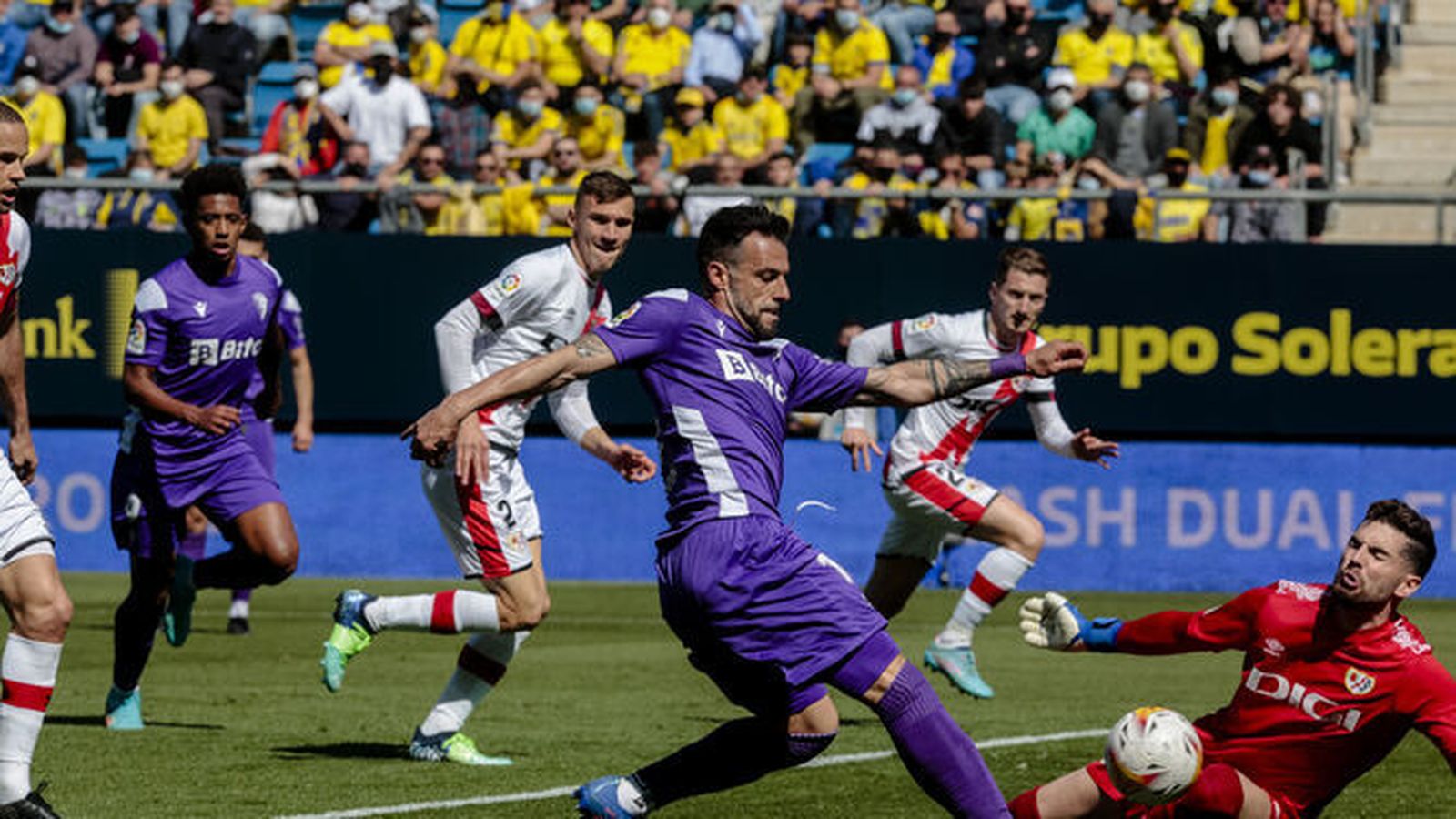 Negredo en un lance del juego del último Cádiz-Rayo en el Nuevo Mirandilla
