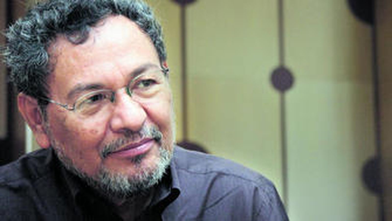 El escritor mexicano Élmer Mendoza (Culiacán, 1949), ayer, durante la entrevista en un hotel del centro de Sevilla.