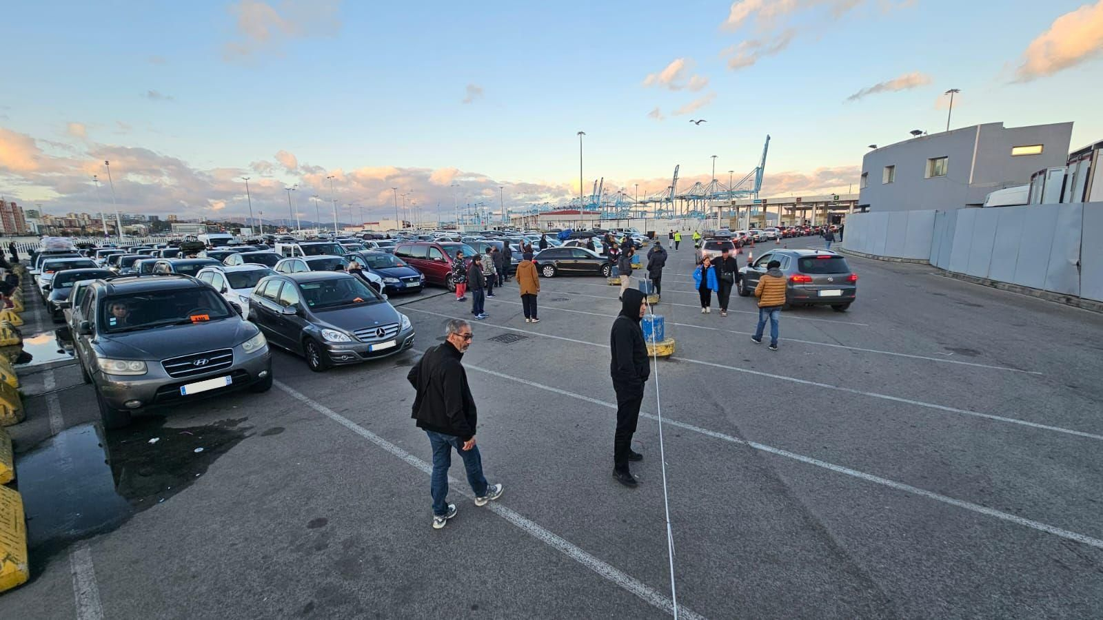 Vehículos esperan para embarcar en Algeciras.