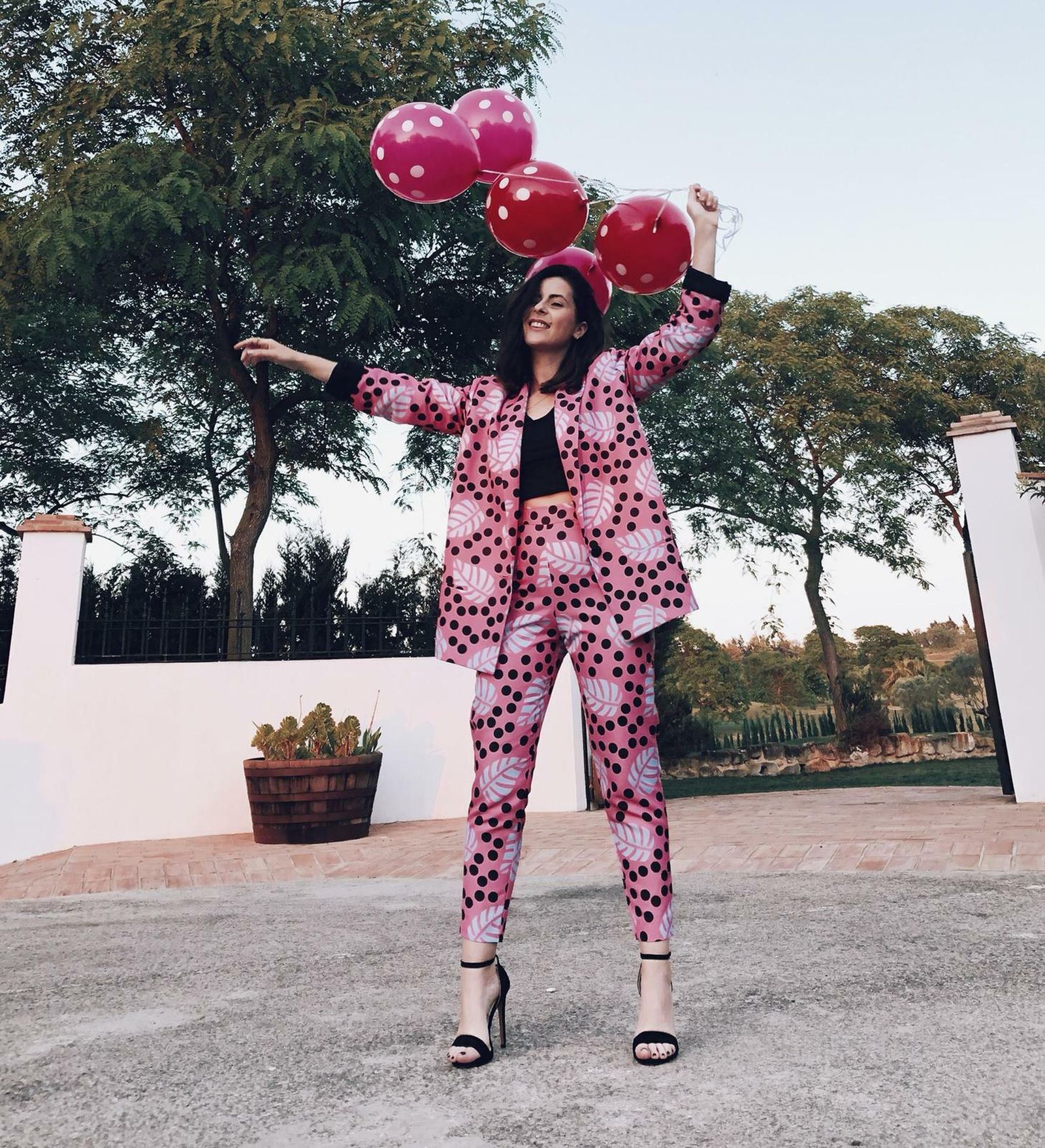 Cristina Sacco posando con uno de sus diseños.