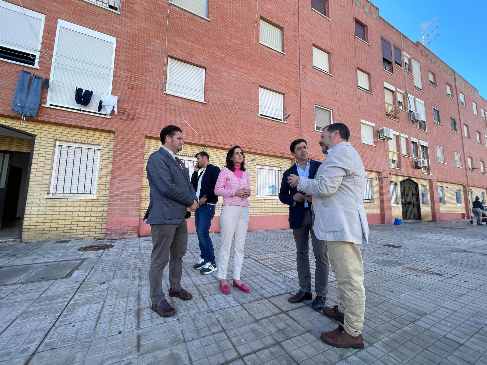 Visita a las viviendas mejoradas de Ayamonte.