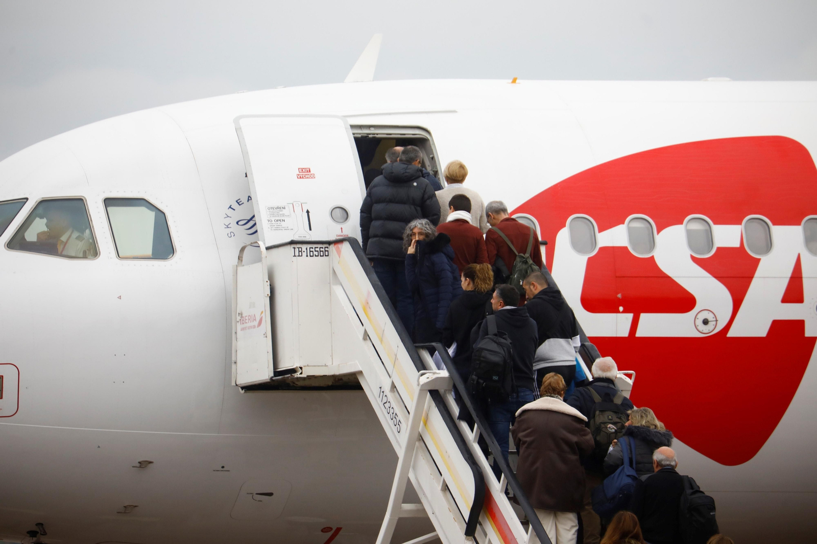 El despegue del el primer vuelo chárter a Europa en el aeropuerto de Córdoba, en imágenes