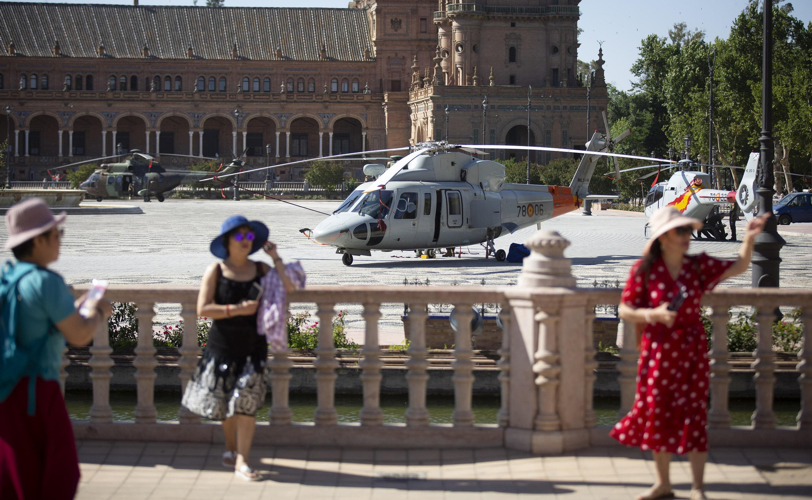 Montaje de la Exposición Estática de las Fuerzas Armadas en el parque de María Luisa