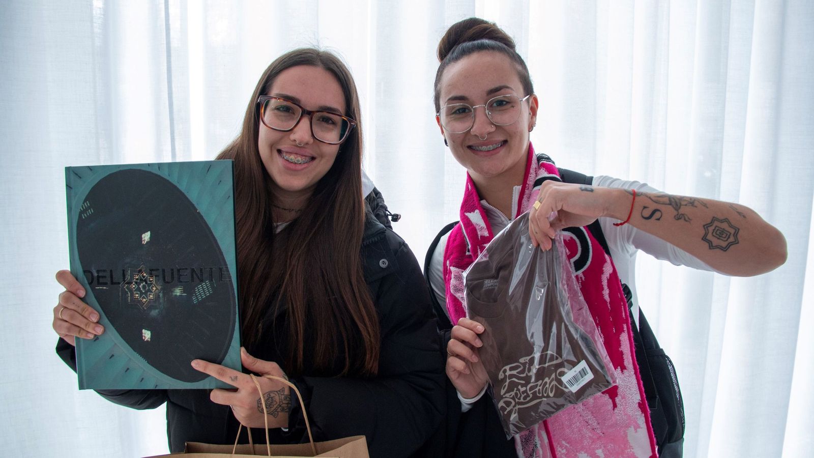 Fátima y Sara posan para el periódico.