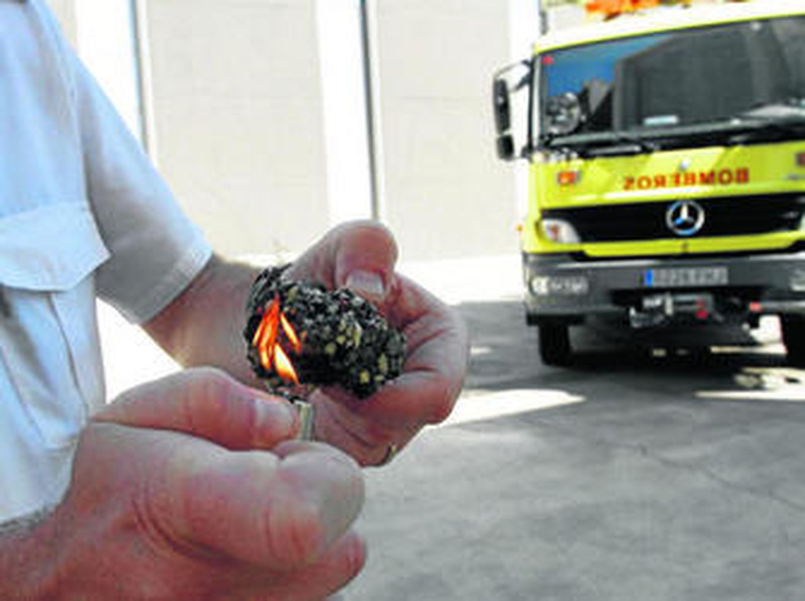 El intendente Jaime Domínguez realiza una demostración prendiendo material de aislamiento altamente inflamable.