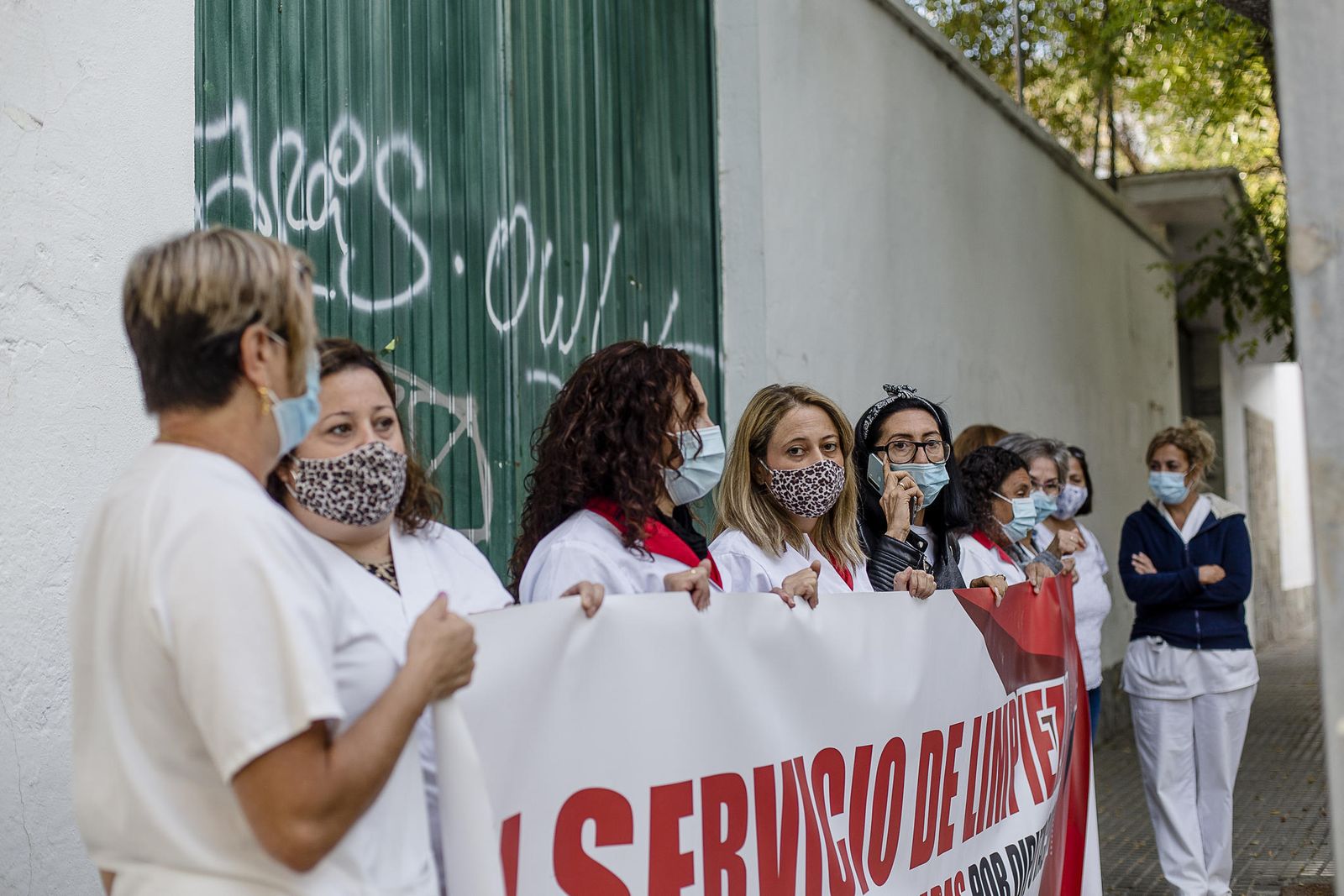 Las limpiadoras protestan delante del antiguo colegio de la Institución Provincial.