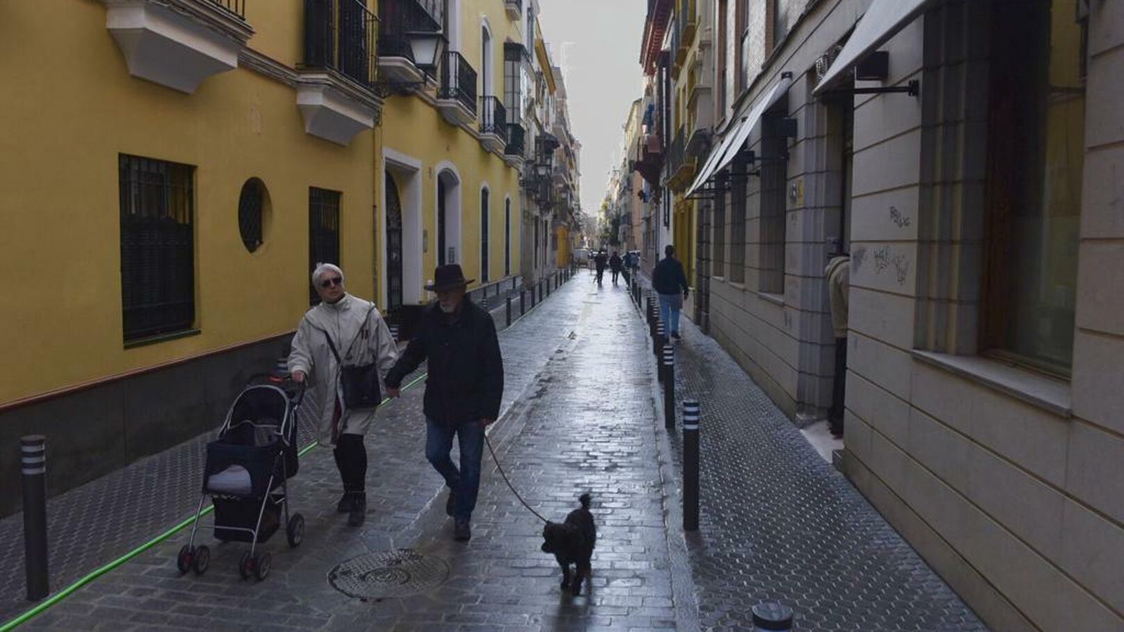 El nuevo aspecto del tramo de la calle San Vicente que discurre entre Baños y Pascual de Gayangos.angos.