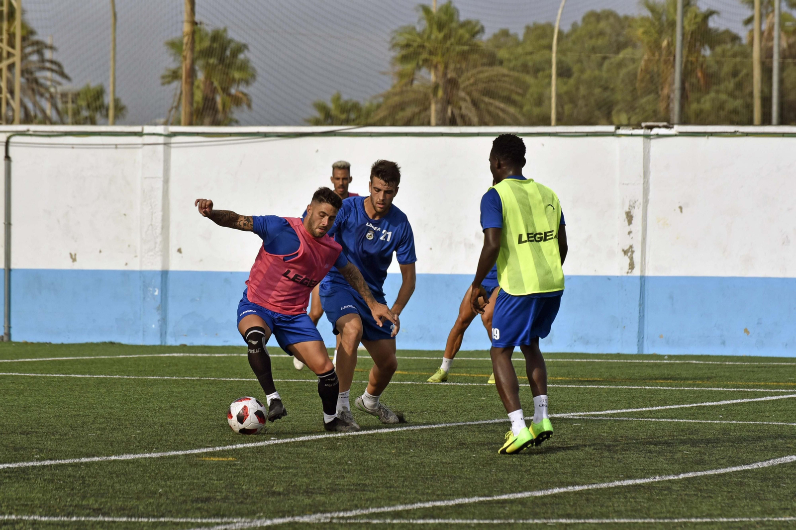 Igor Martínez  conduce el balón, perseguido por Fabrizio Danese, durante un entrenamiento