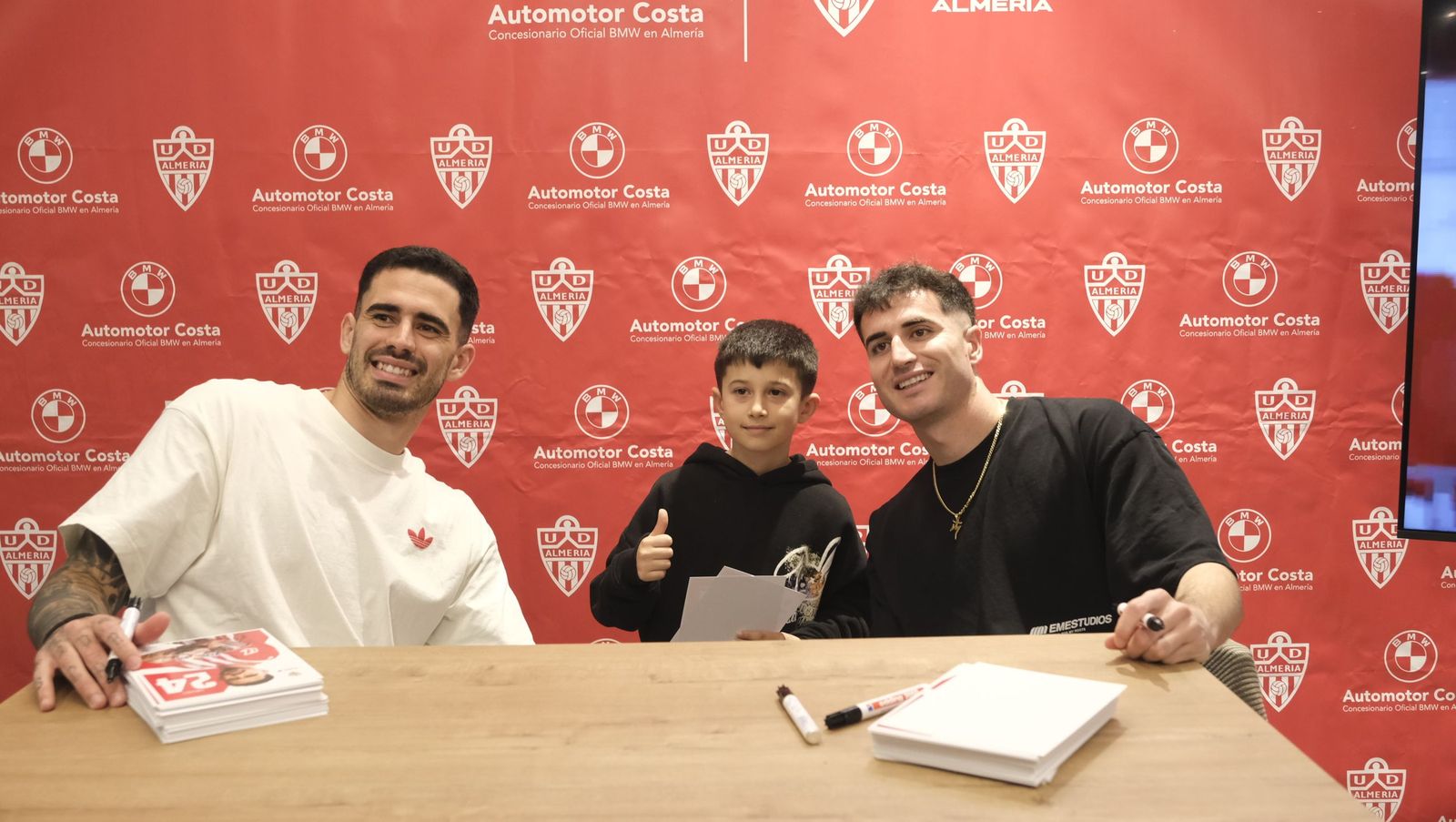 La firma de autógrafos de Jon Morcillo y Miguel de la Fuente en Automotor Costa BMW