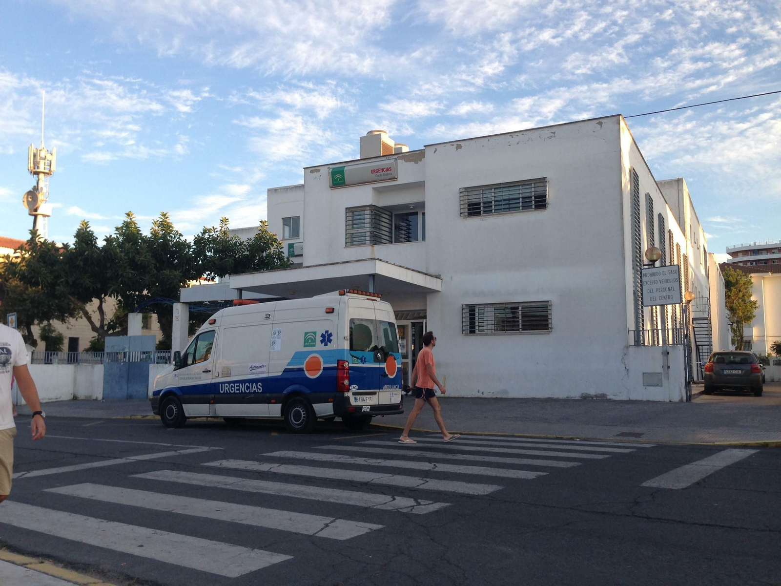 Fachada del centro de salud de Punta Umbría con una ambulancia en su puerta.