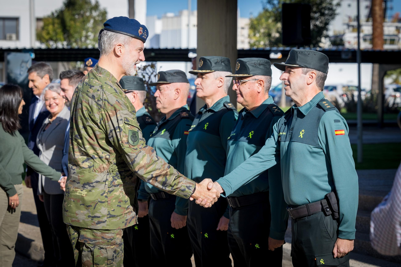 Las imágenes de la visita del Rey a la Guardia Civil de Cádiz