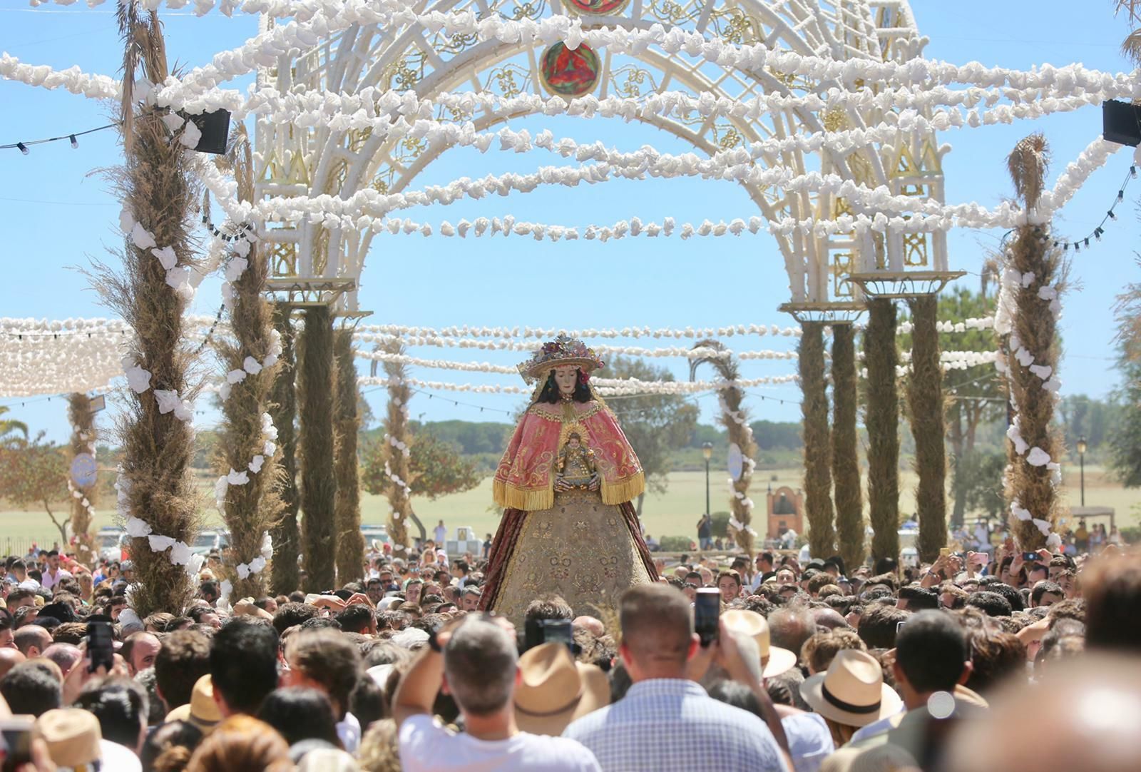La Virgen del Rocío camina por las calles de su aldea.