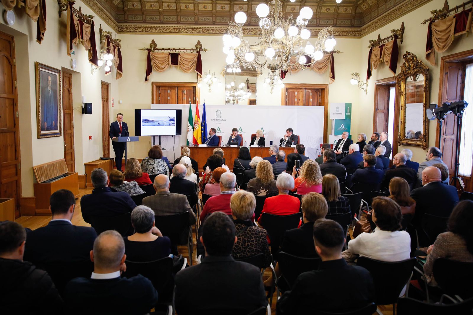 Juan Manuel Martín Robles ingresa como académico de Historia de Andalucía y te lo contamos en imágenes