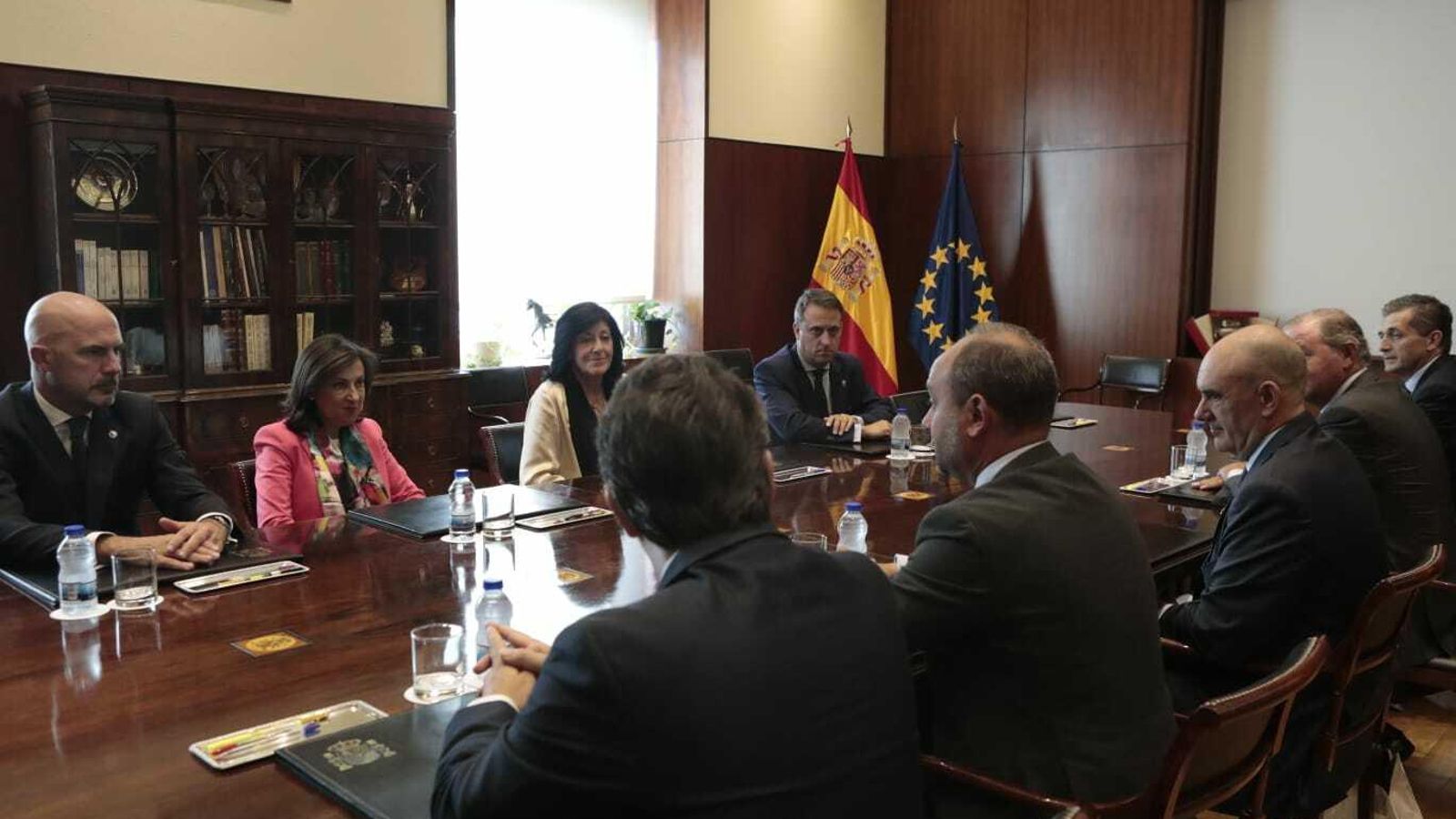Reunión de los miembros de la Congregación de Mena con Margarita Robles en el Ministerio de Defensa.