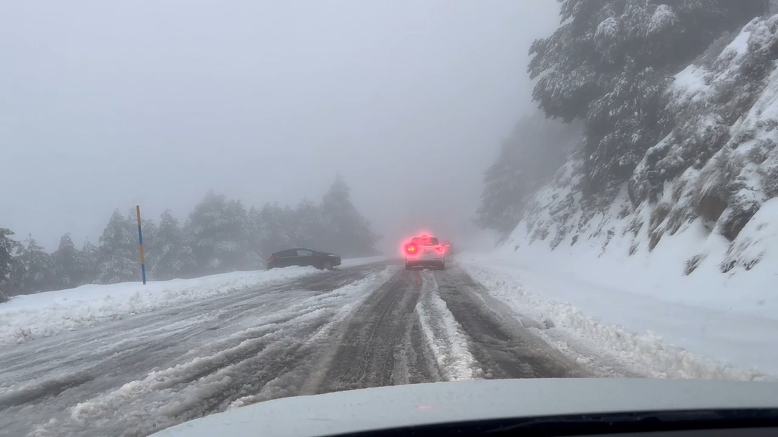 Circulación lenta de bajada de los coches desde Sierra Nevada