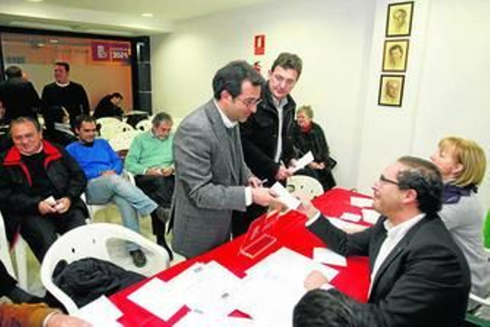 Dobladez participa en una votación en la agrupación del PSOE de Valdeolleros a principios de año.