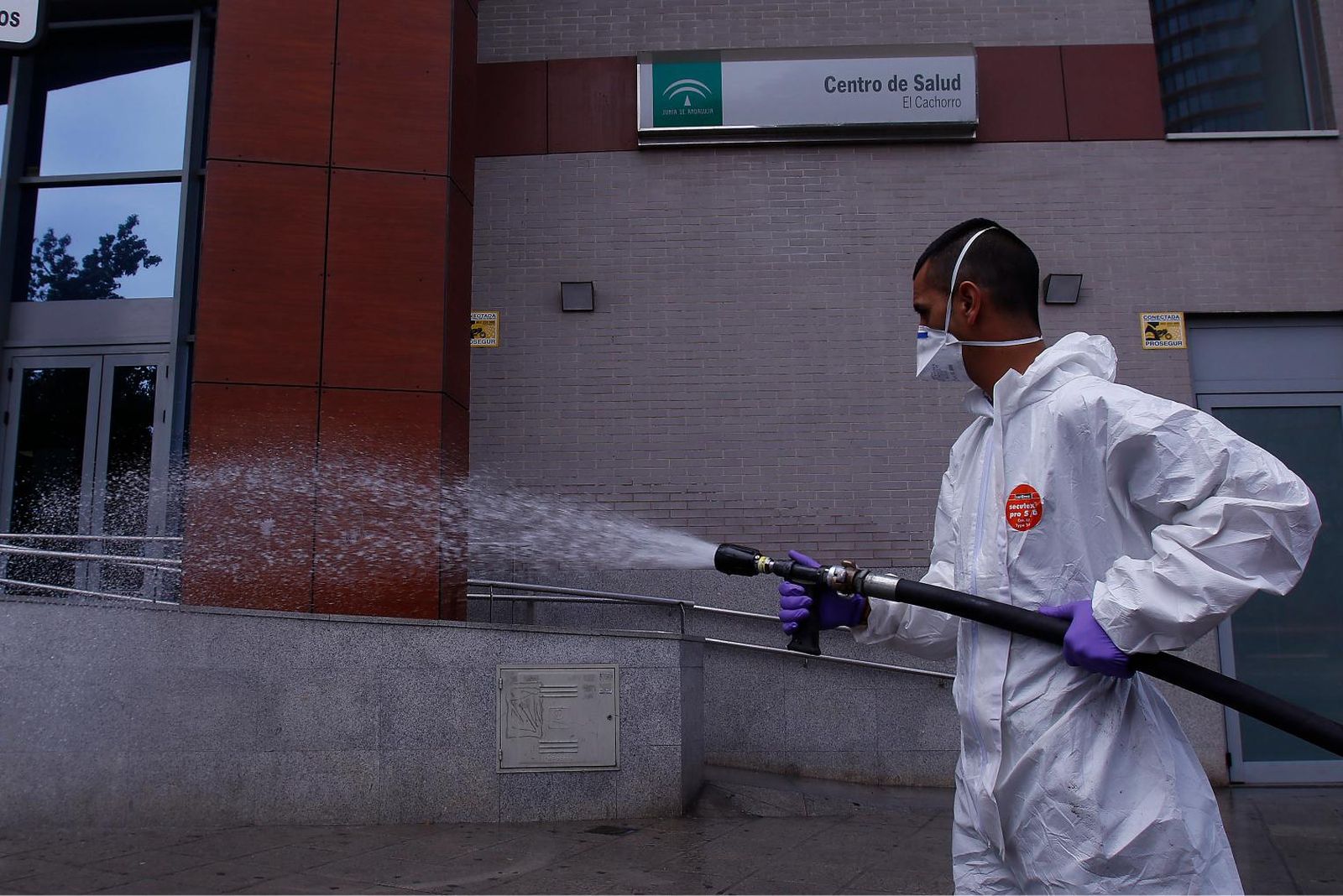 Cinco años del confinamiento por el Covid: las mejores fotos de la pandemia en Sevilla