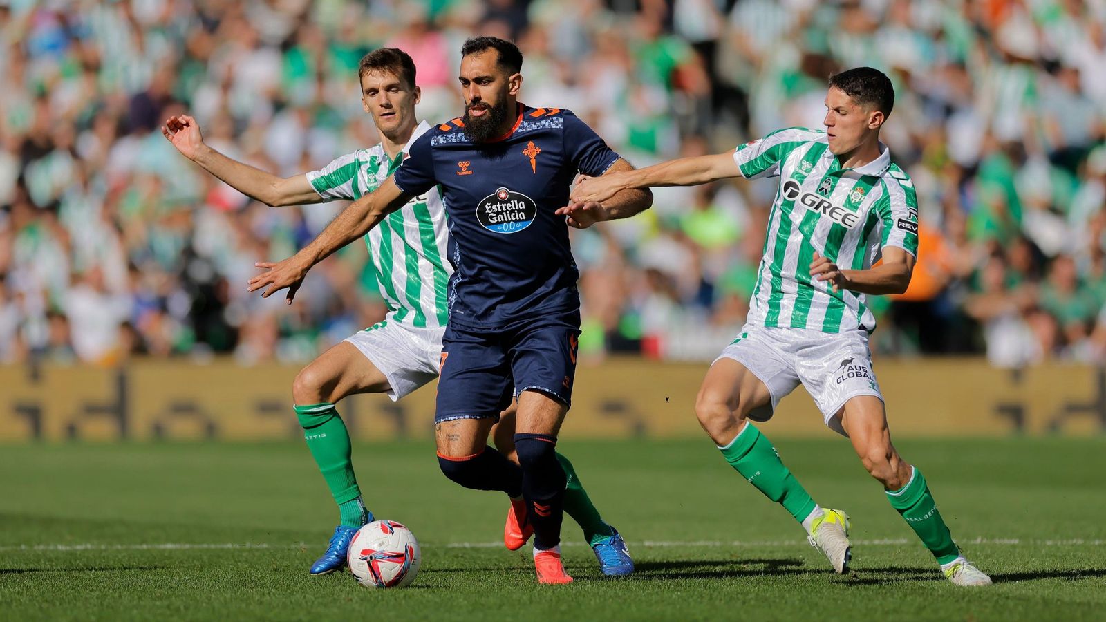Sergi Altimira y Diego Llorente presionan a Borja Iglesias.