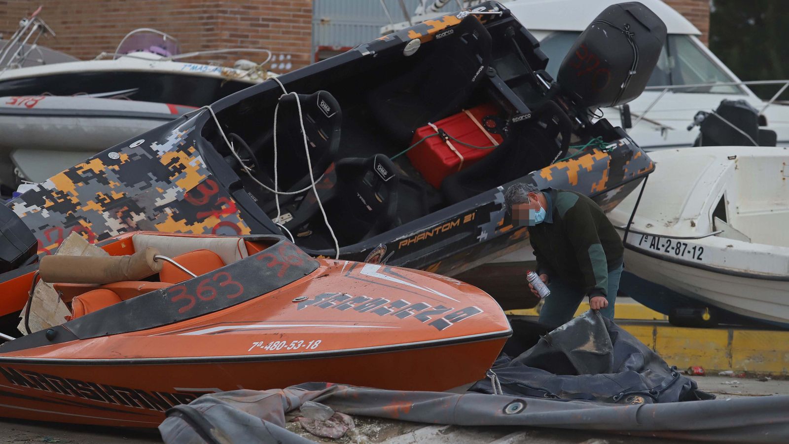 Fotos de la retirada de las narcoembarcaciones del puerto de Algeciras