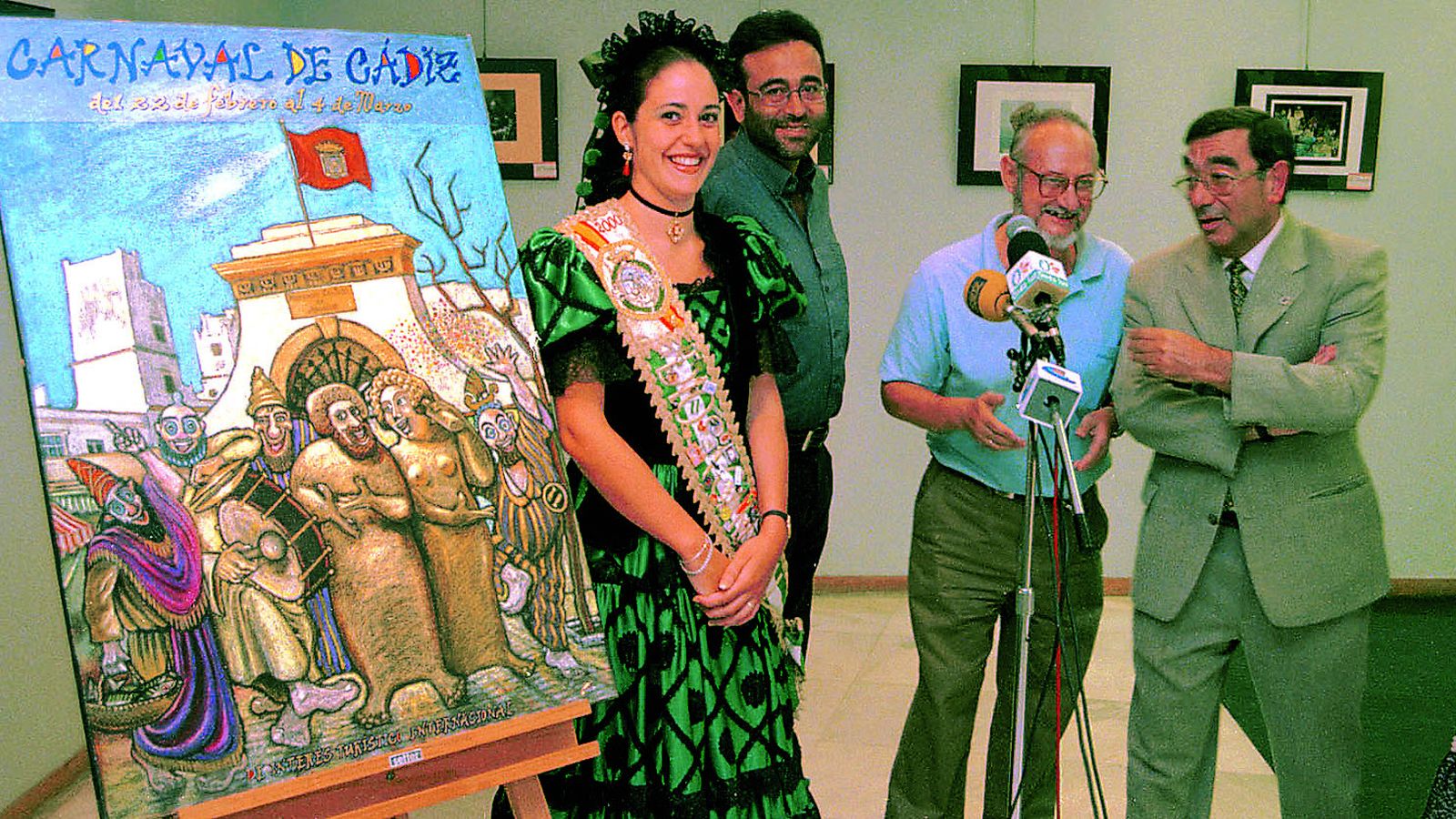 Presentación del cartel de 2001 obra de Sánchez Casas, al que vemos junto a Juan Antonio Guerrero.